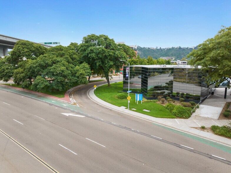 8898 Rio San Diego Dr, San Diego, CA à louer - Photo de l’immeuble – Image 2 sur 4