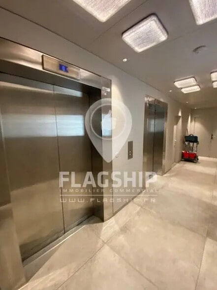 Bureau dans Nanterre à louer - Hall d’entrée – Image 2 sur 9