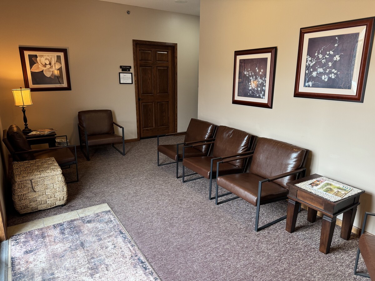 558-572 Bavaria Ln S, Chaska, MN 55318 - Lot 562 -  - Photo intérieure - Image 1 of 5