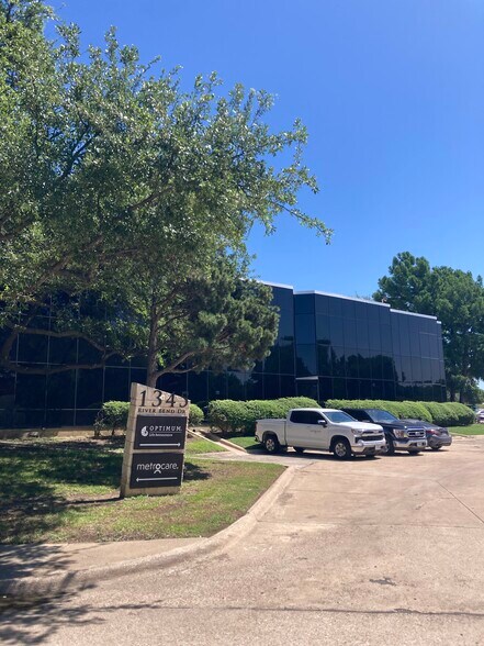 1345 River Bend Dr, Dallas, TX à louer - Photo de l’immeuble – Image 1 sur 12