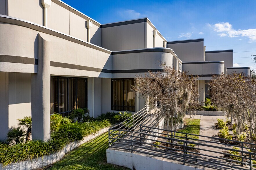 4440 E Adamo Dr, Tampa, FL à louer - Photo de l’immeuble – Image 3 sur 9