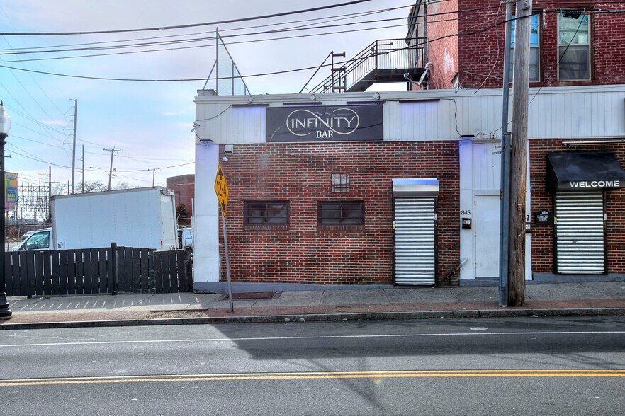 845 E Main St, Bridgeport, CT à vendre - Photo de l’immeuble – Image 2 sur 28