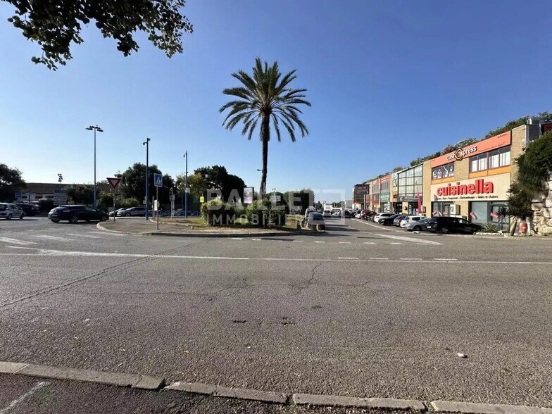 Local commercial dans Villeneuve-Loubet à louer - Photo de l’immeuble – Image 2 sur 5
