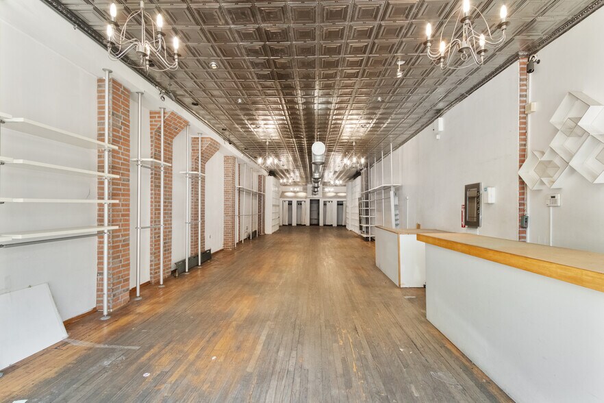 30-64 Steinway St, Astoria, NY à louer - Photo de l’immeuble – Image 3 sur 6