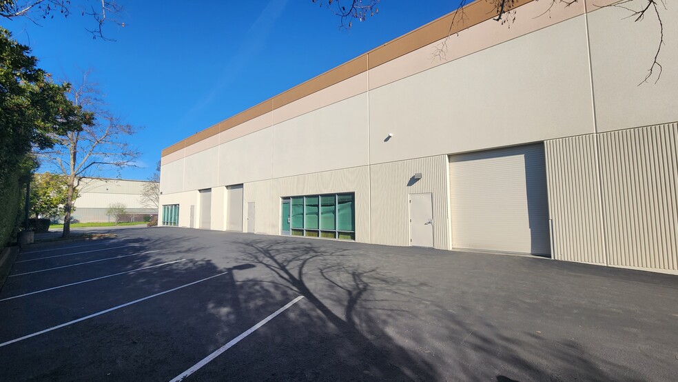 850 Lindberg Ln, Petaluma, CA à louer - Photo de l’immeuble – Image 2 sur 3