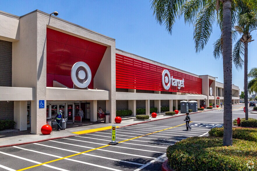 12100 Harbor Blvd, Garden Grove, CA à louer - Photo de l’immeuble – Image 3 sur 7