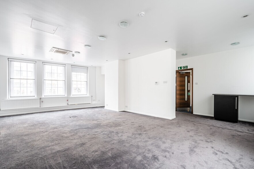 113 Kingsway, Londres à louer - Photo de l’immeuble – Image 3 sur 18