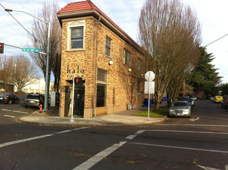 2000-2018 NE Sandy Blvd, Portland, OR à louer - Photo de l’immeuble – Image 2 sur 21