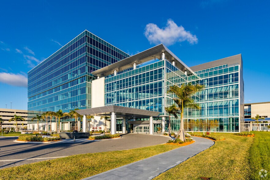 5411 SkyCenter Dr, Tampa, FL à louer - Photo de l’immeuble – Image 1 sur 9