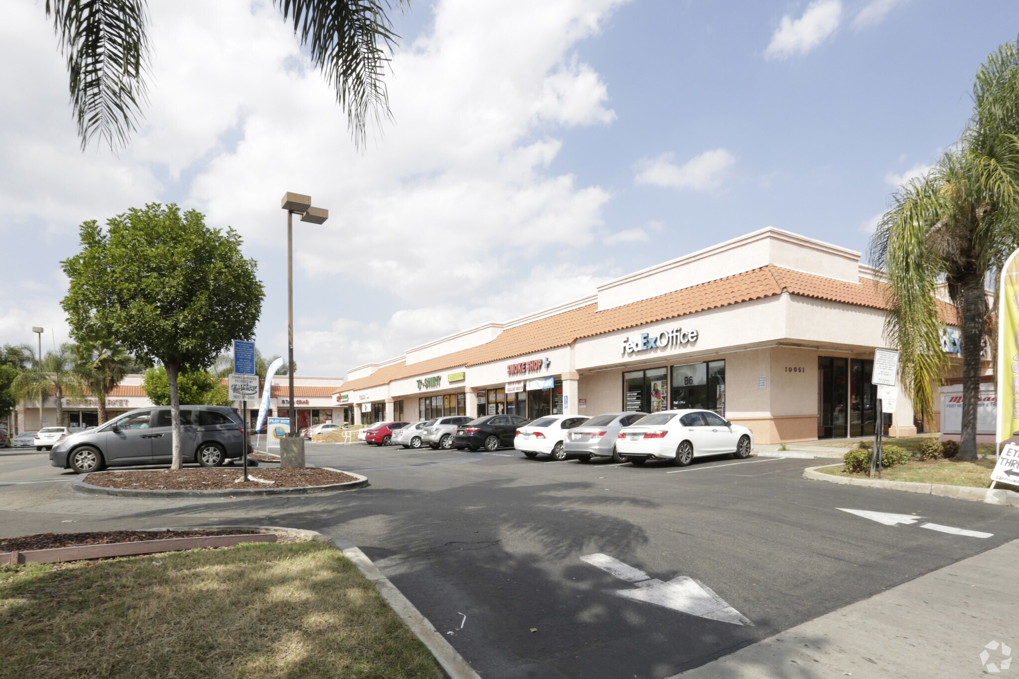 10051 Magnolia Ave, Riverside, CA à louer Photo principale– Image 1 sur 12