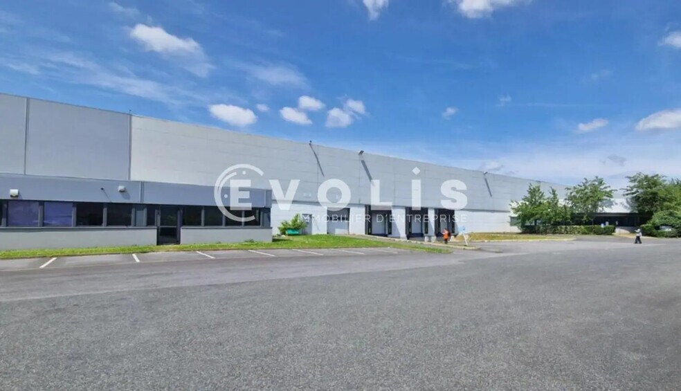 205 Rue De La Motte, Lieusaint à louer - Photo de l’immeuble – Image 1 sur 3