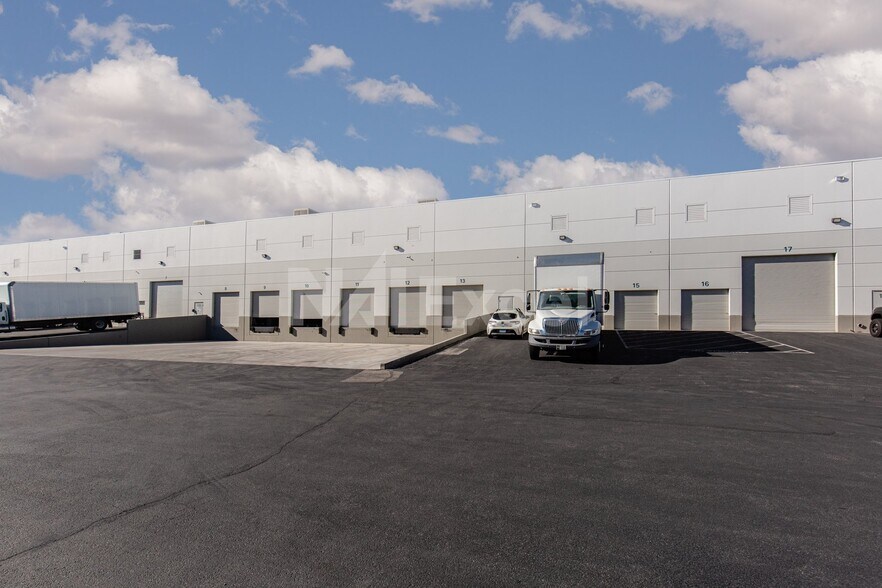 7650 Dean Martin Dr, Las Vegas, NV à louer - Photo de l’immeuble – Image 2 sur 6