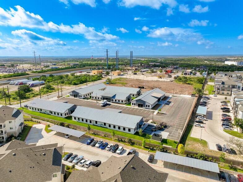 211 Crossing, San Antonio, TX à louer - Photo de l’immeuble – Image 2 sur 36