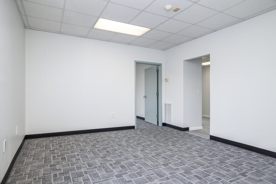 2400 Hempstead Tpke, East Meadow, NY à louer - Hall d’entrée – Image 2 sur 11