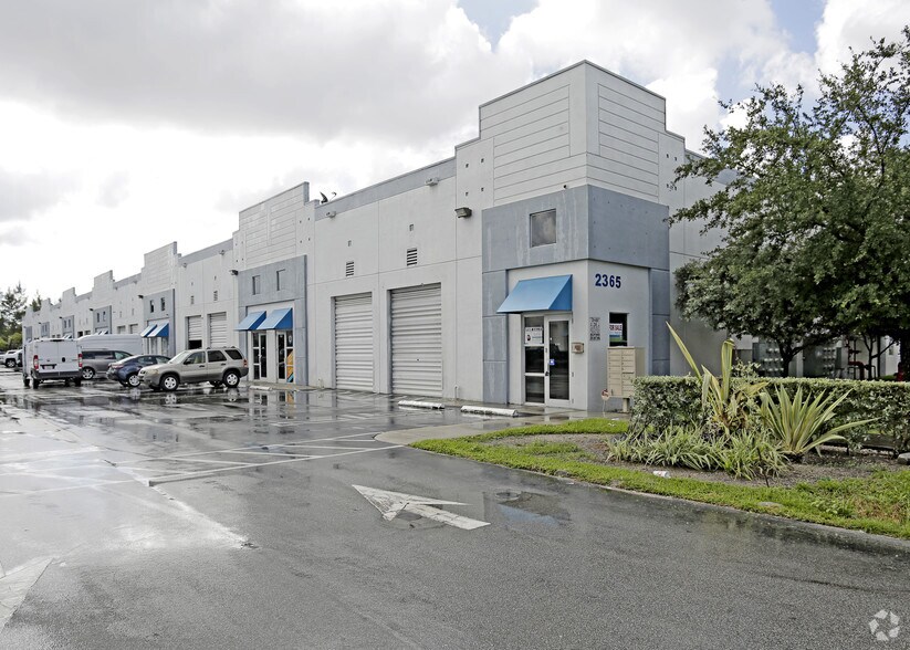 2365 NW 70th Ave, Miami, FL à louer - Photo de l’immeuble – Image 1 sur 9
