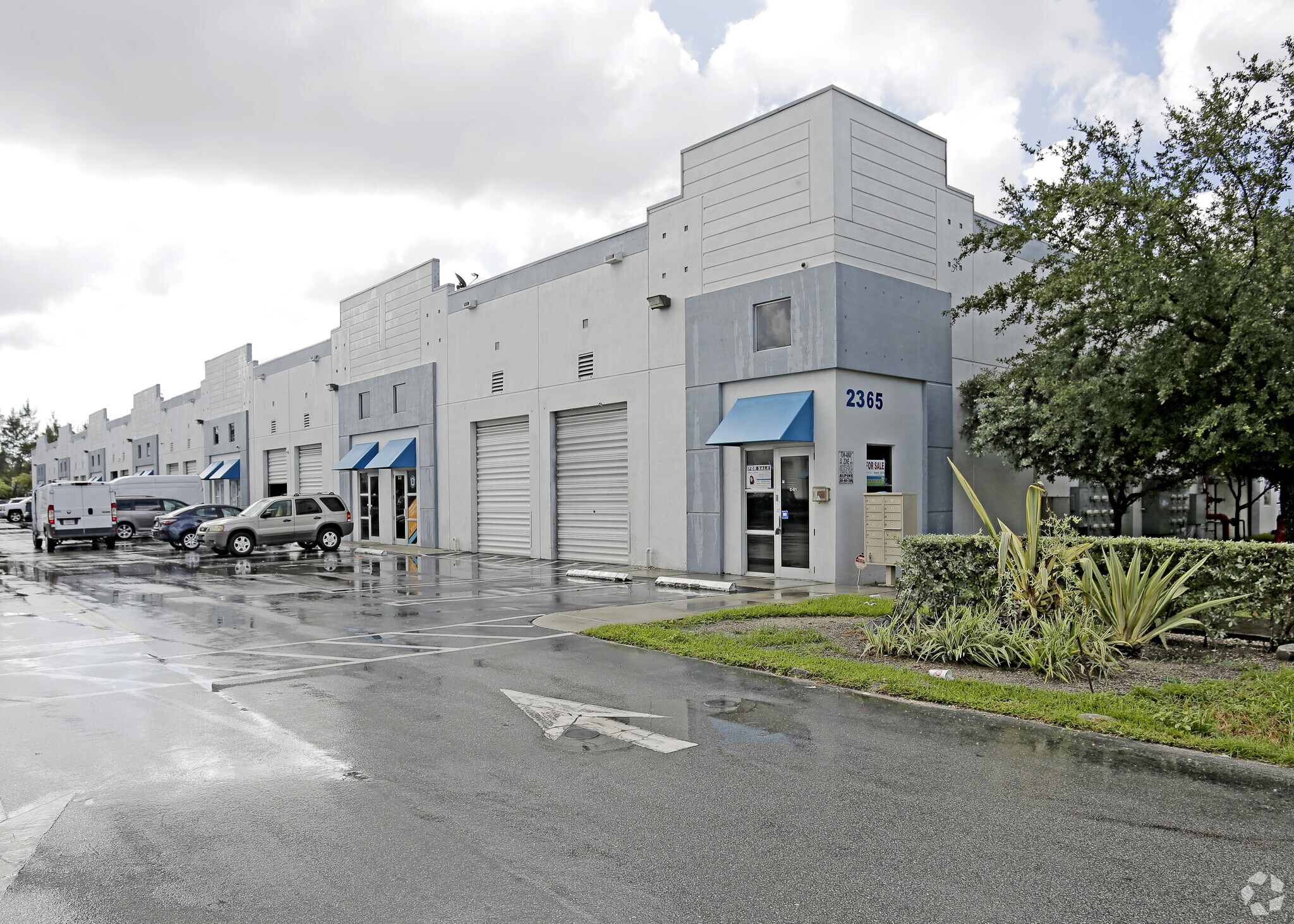 2365 NW 70th Ave, Miami, FL à louer Photo de l’immeuble– Image 1 sur 10
