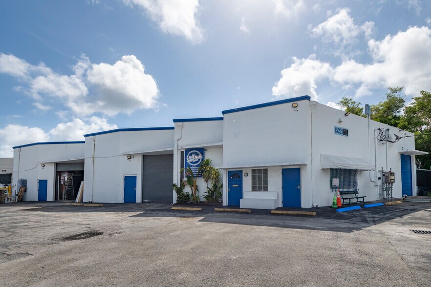 15221 NE 21st Ave, Miami, FL à vendre - Photo de l’immeuble – Image 1 sur 34