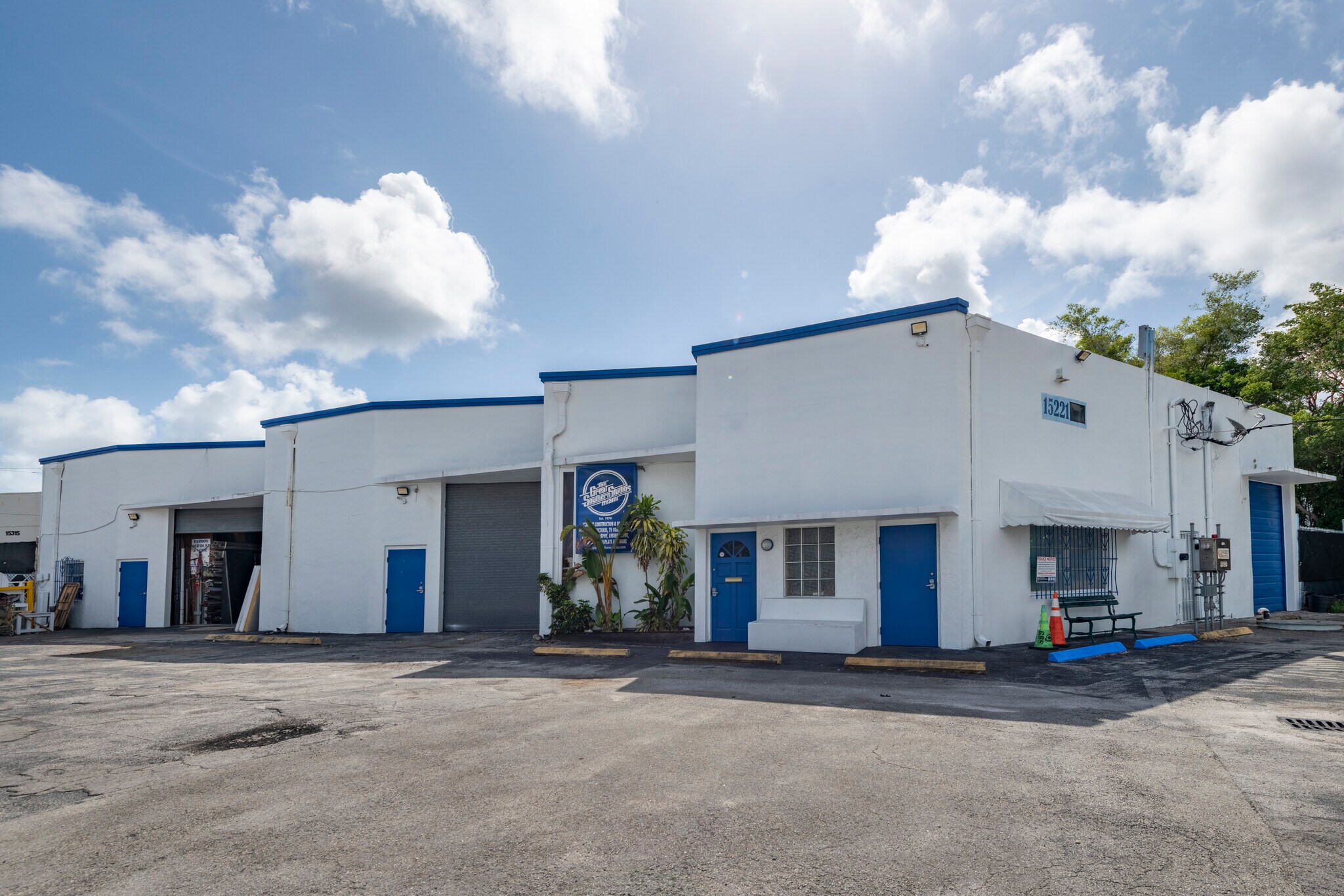 15221 NE 21st Ave, Miami, FL à vendre Photo de l’immeuble– Image 1 sur 35
