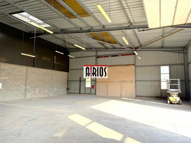 Plus de détails pour Industriel/Logistique à louer