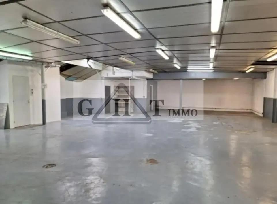 Industriel/Logistique dans Saint-Maur-des-Fossés à vendre Photo de l’immeuble– Image 1 sur 5