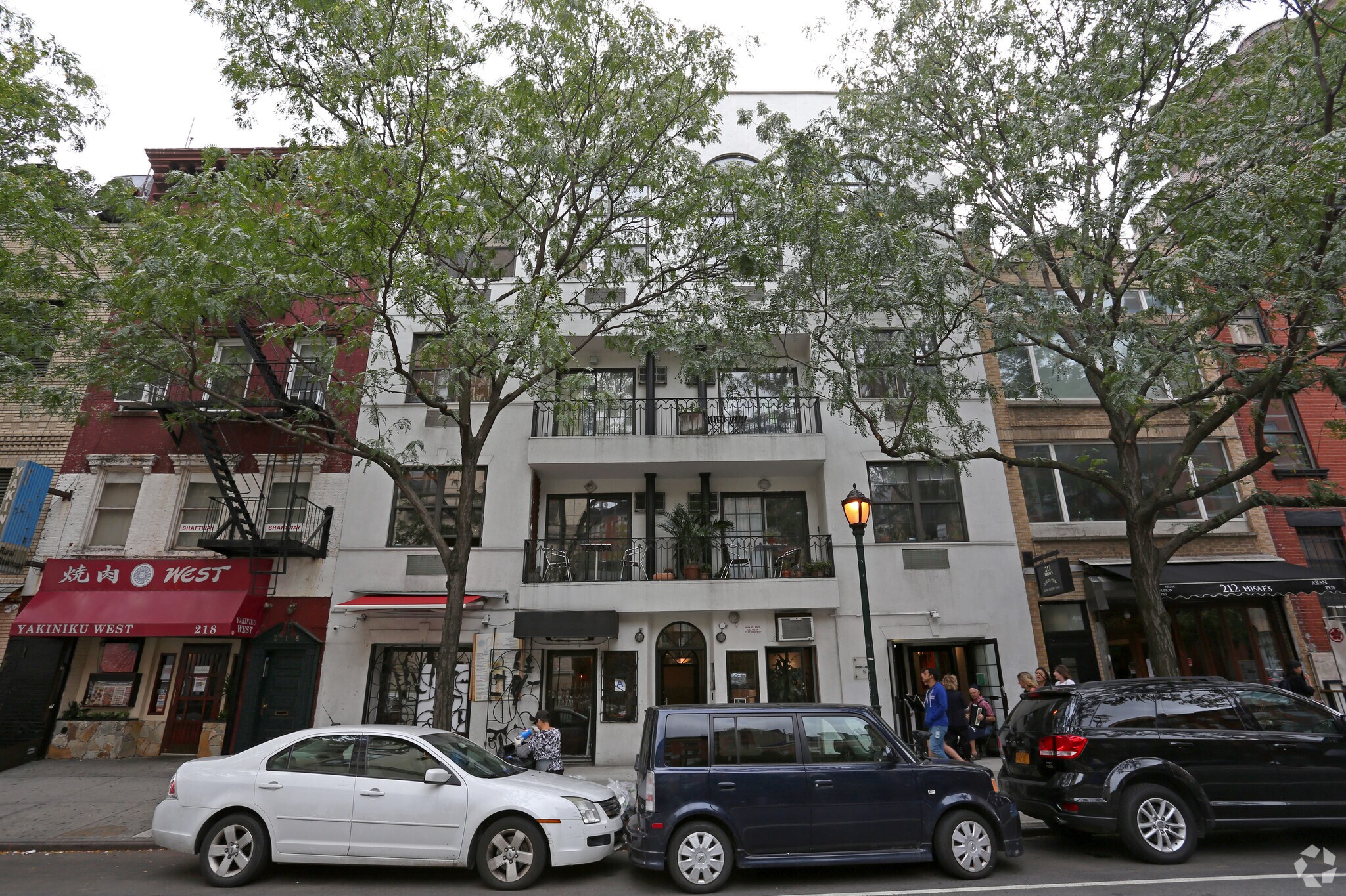 214-216 E 9th St, New York, NY à louer Photo de l’immeuble– Image 1 sur 17