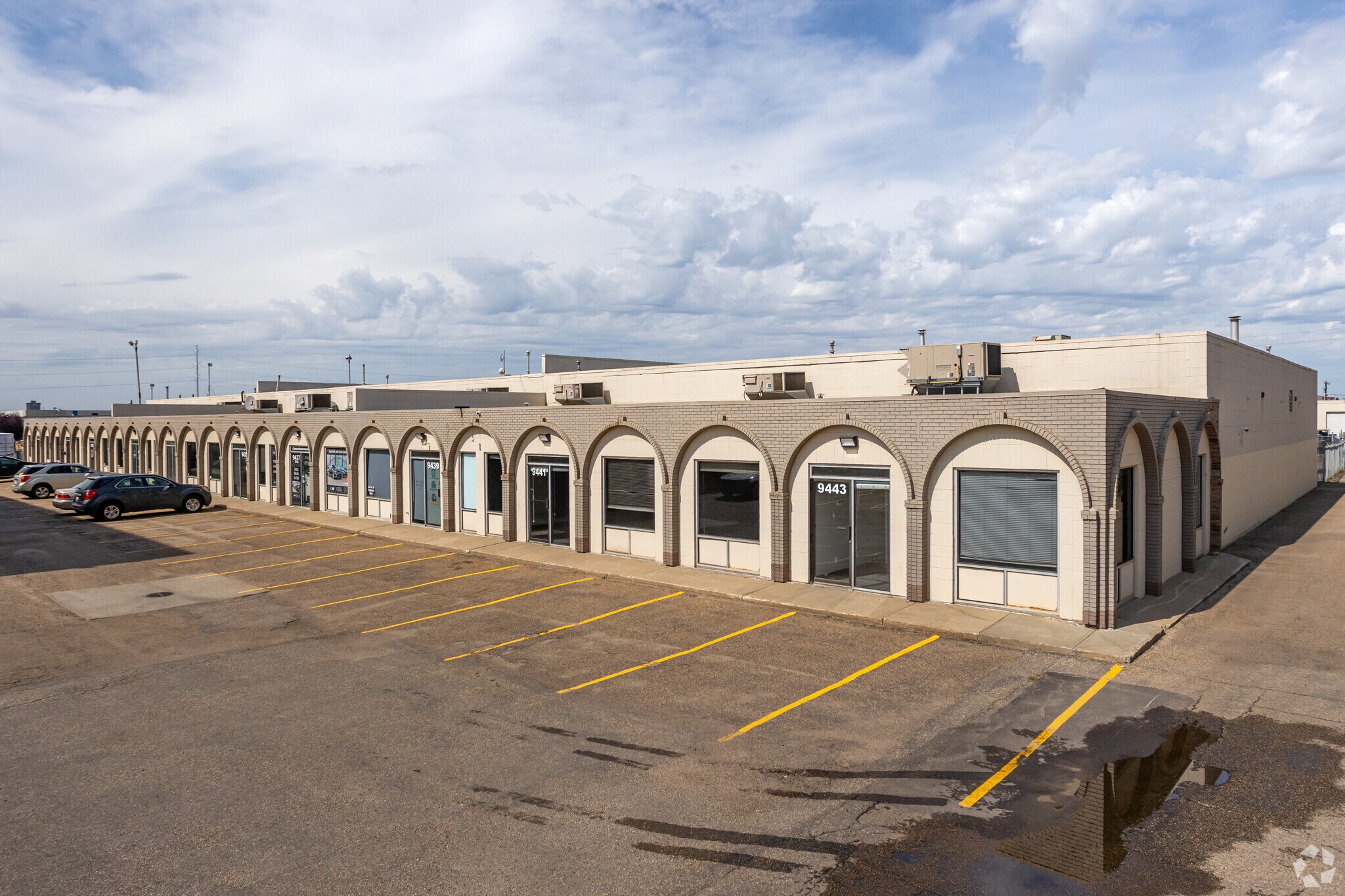 9425-9441 51 Av NW, Edmonton, AB à louer Photo principale– Image 1 sur 8