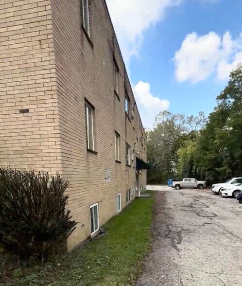 191 Center Rd, Bedford, OH à vendre - Photo de l’immeuble – Image 3 sur 6