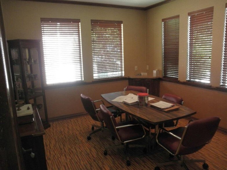 411 Harwood Rd, Bedford, TX à louer - Photo de l’immeuble – Image 3 sur 4