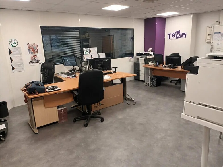 Local d'activités dans Le Vieil-Évreux à vendre - Photo de l’immeuble – Image 2 sur 9