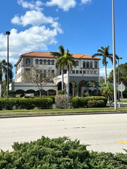 4851 tamiami Trl N, Naples, FL à louer - Photo de l’immeuble – Image 2 sur 16