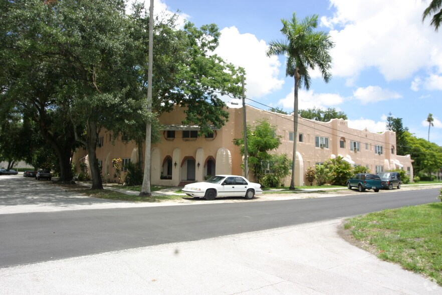 200 Azure Way, Miami Springs, FL à vendre - Photo principale – Image 1 sur 4