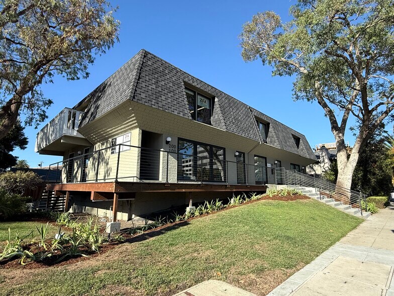 558 Brewster Ave, Redwood City, CA à louer - Photo de l’immeuble – Image 2 sur 25