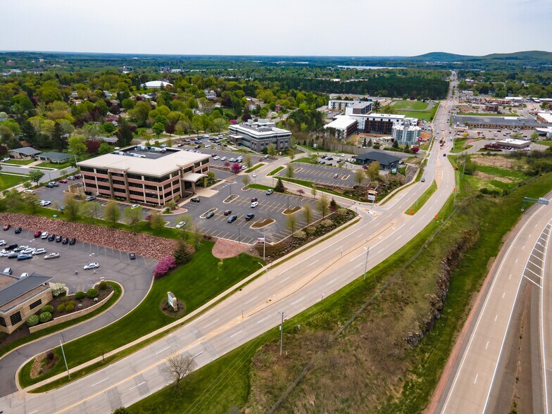 327 N 17th Ave, Wausau, WI à louer - Photo de l’immeuble – Image 3 sur 16