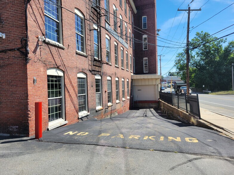 100 Pleasant St, Dracut, MA à louer - Photo de l’immeuble – Image 3 sur 36