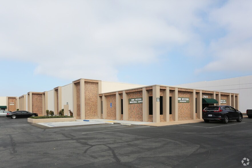 3941-3969 E La Palma Ave, Anaheim, CA à louer - Photo de l’immeuble – Image 1 sur 10