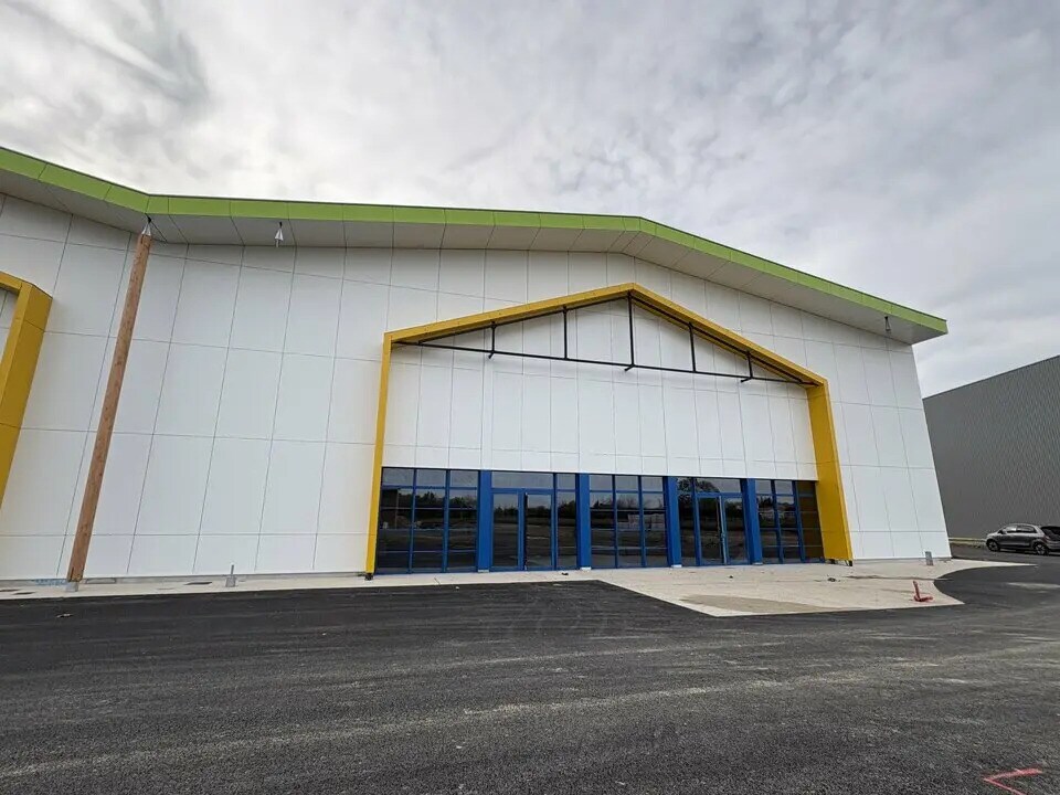 Local commercial dans Virsac à louer Photo de l’immeuble– Image 1 sur 15