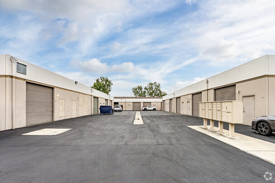 2599 E 28th St, Signal Hill, CA à louer - Photo de l’immeuble – Image 3 sur 28