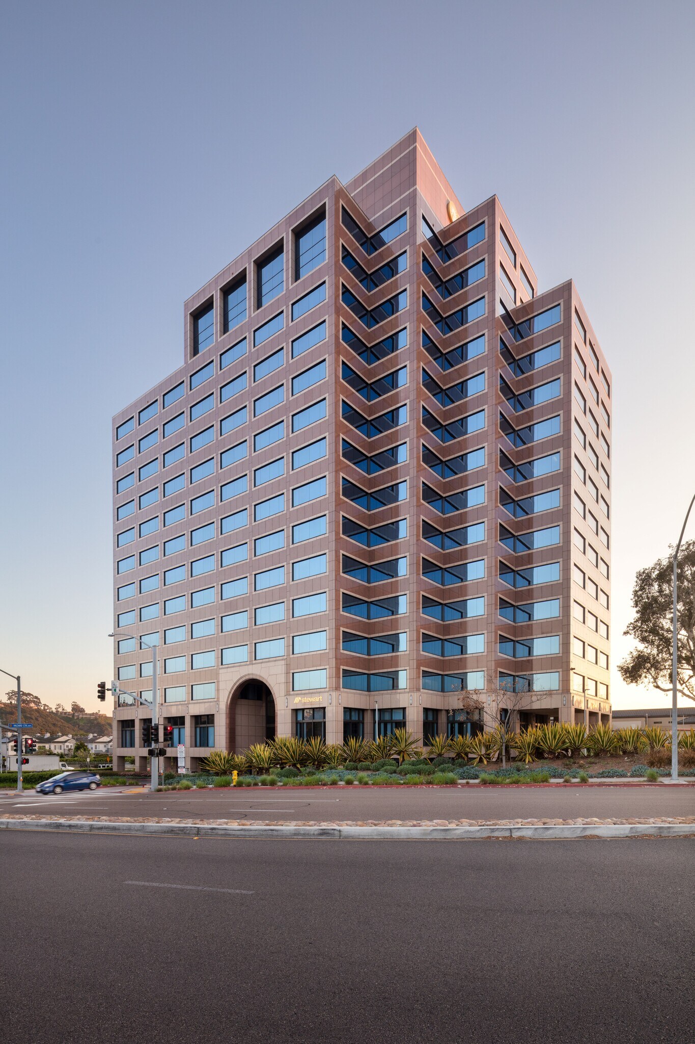 7676 Hazard Center Dr, San Diego, CA à louer Photo de l’immeuble– Image 1 sur 13