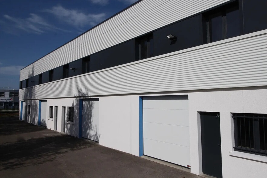 380 Avenue Blaise Pascal, Moissy-Cramayel à louer - Photo de l’immeuble – Image 3 sur 7