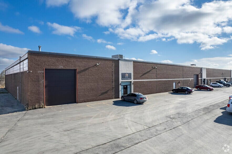 575 Bowes Rd, Concord, ON à vendre - Photo de l’immeuble – Image 2 sur 5