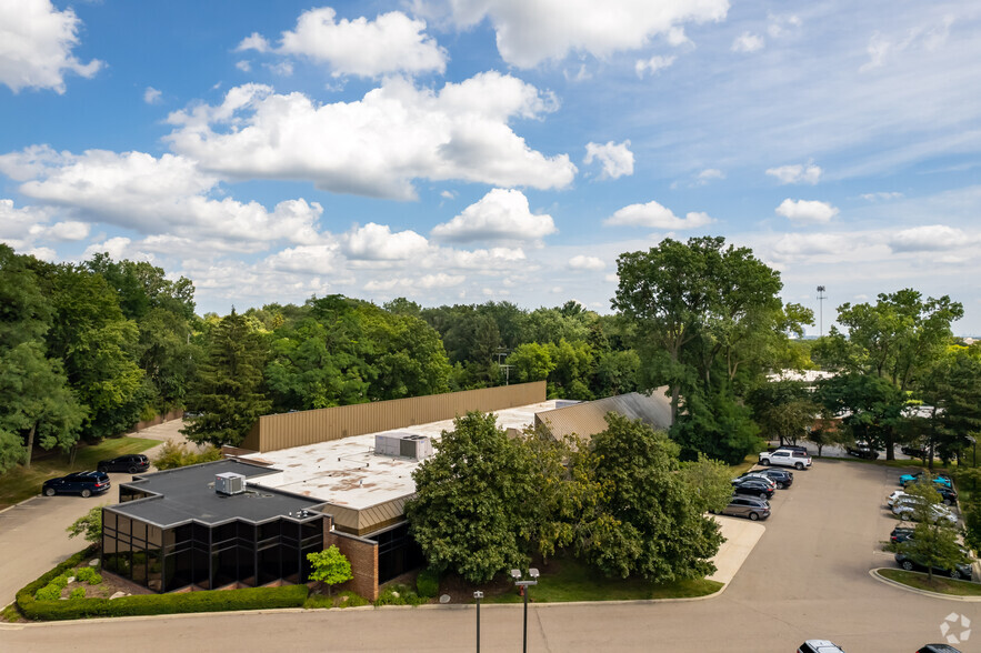 29600 Northwestern Hwy, Southfield, MI à louer - Photo de l’immeuble – Image 3 sur 6