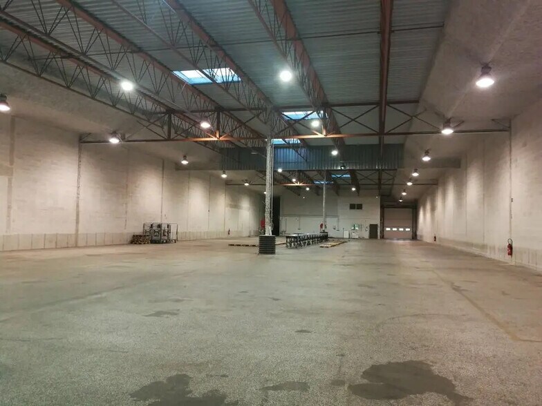 48 Boulevard De L'Europe, Vitrolles à louer - Photo de l’immeuble – Image 2 sur 5