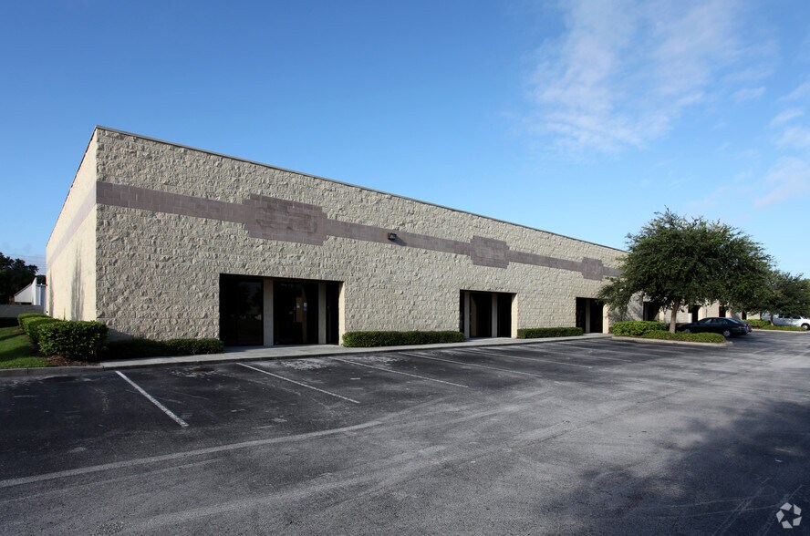 3834-3844 Commerce Loop, Orlando, FL à vendre - Photo de l’immeuble – Image 2 sur 5