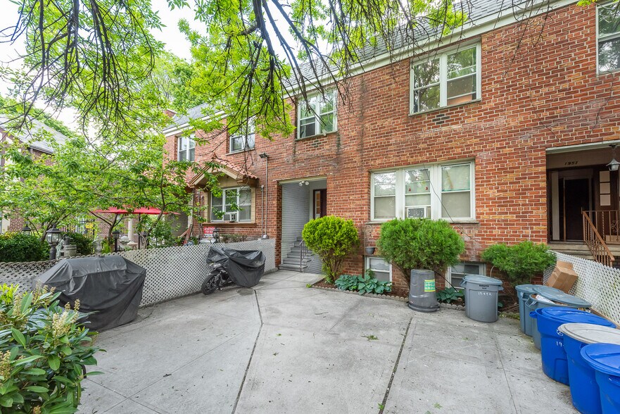 1949A 80th St, East Elmhurst, NY à vendre - Photo de l’immeuble – Image 3 sur 11