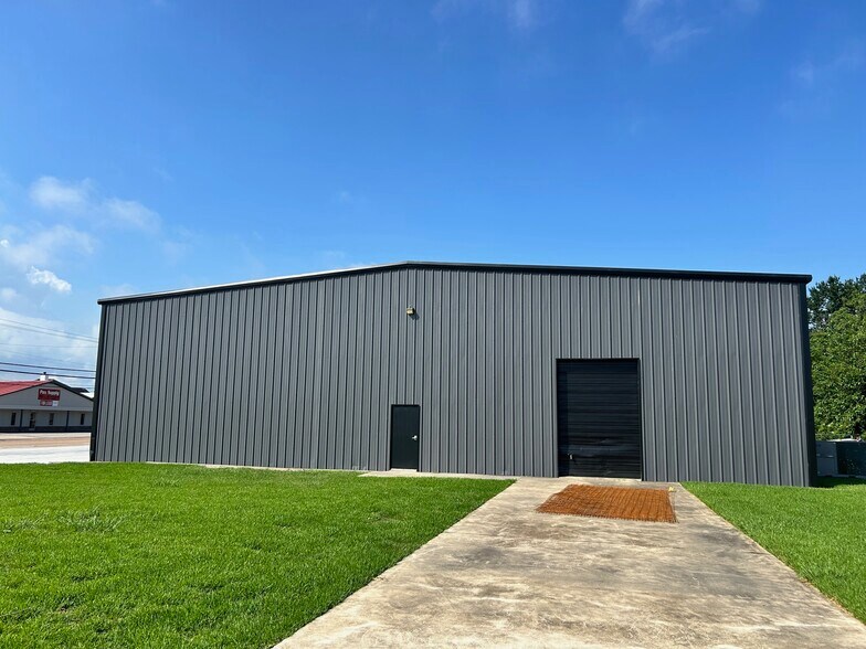 708 Nederland Ave, Nederland, TX à louer - Photo de l’immeuble – Image 3 sur 9
