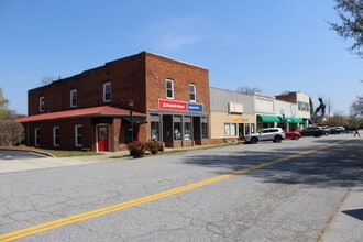 142 N Trade Ave, Landrum, SC à louer Photo de l’immeuble– Image 1 sur 19