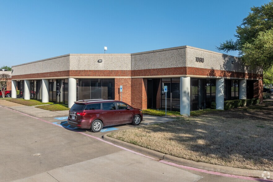 10610 Metric Dr, Dallas, TX à louer - Photo de l’immeuble – Image 2 sur 6