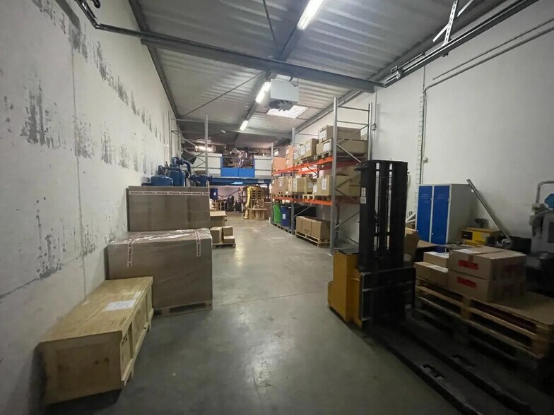 Local d'activités dans Vigny à vendre - Photo de l’immeuble – Image 1 sur 12