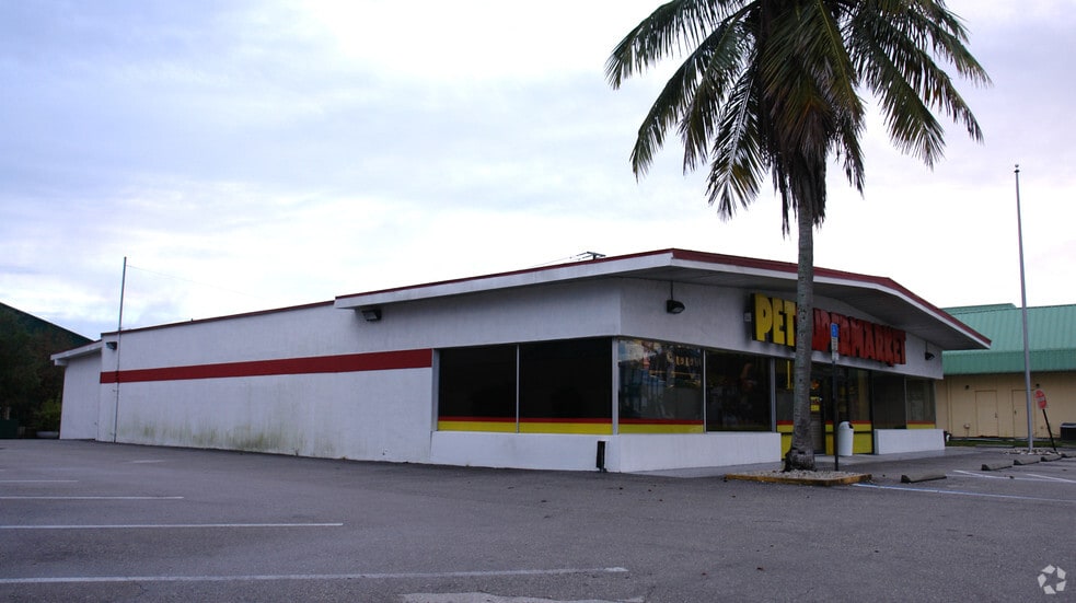 4200 Tamiami Trl N, Naples, FL à vendre - Photo de l’immeuble – Image 3 sur 7
