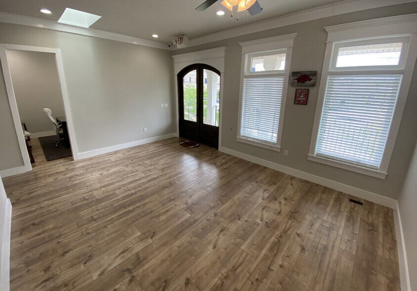 20 E Spring St, Fayetteville, AR à vendre - Photo intérieure – Image 2 sur 11